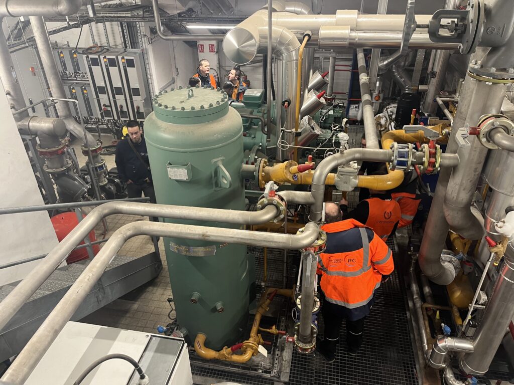 Des techniciens CryoForma travaillant sur une machine de froid