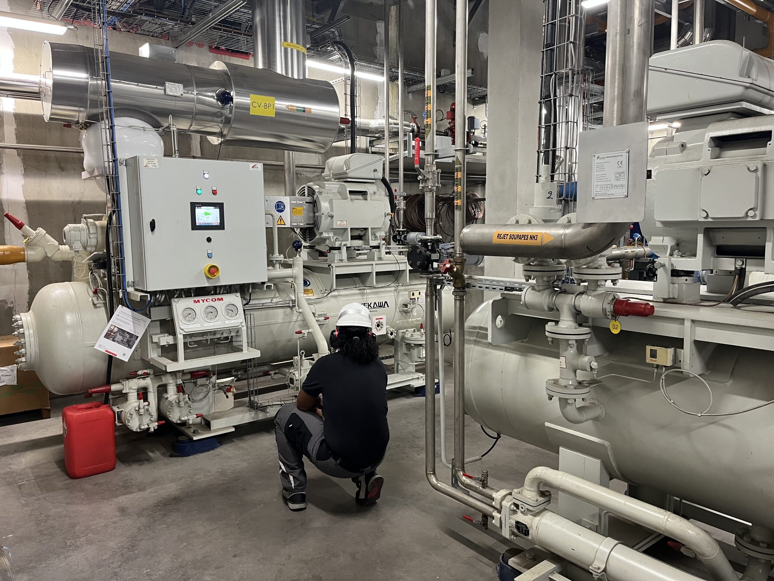 Un technicien en train de travailler sur une machine de froid